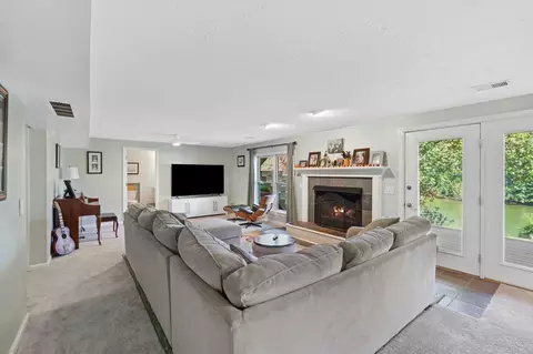 Living - 119 Harborside Ct, Georgetown, KY 40324 photo 3 of 4