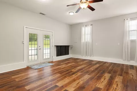 Living - 33 Creekside Ln, Corbin, KY 40701 photo 6 of 7