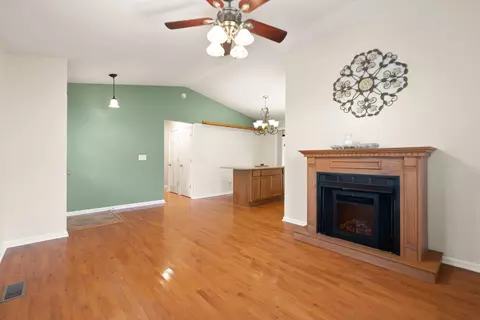 Living - 33 Creekside Ln, Corbin, KY 40701 photo 3 of 7