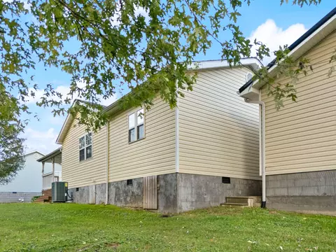 Exterior - 33 Creekside Ln, Corbin, KY 40701 photo 7 of 11