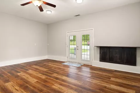 Living - 33 Creekside Ln, Corbin, KY 40701 photo 5 of 7