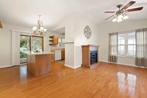 Living - 33 Creekside Ln, Corbin, KY 40701 photo 2 of 7