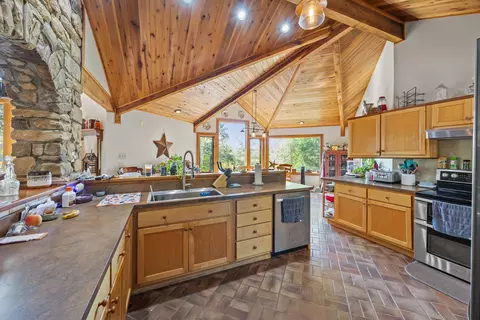 Kitchen - 400 Mccarter Branch Rd, Berea, KY 40403 photo 3 of 4