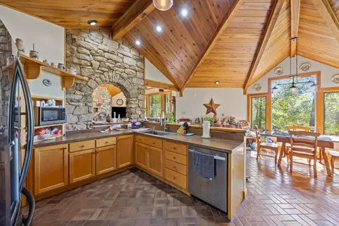 Kitchen - 400 Mccarter Branch Rd, Berea, KY 40403 photo 2 of 4