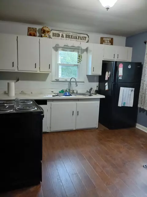 Kitchen - 107 Sunset Ave, Lancaster, KY 40444 photo 2 of 2