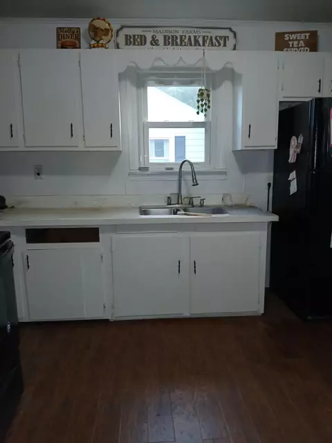 Kitchen - 107 Sunset Ave, Lancaster, KY 40444 photo 1 of 2