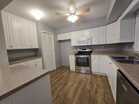 Kitchen - 6 Hampton Ct, Middlesboro, KY 40965 photo 2 of 2