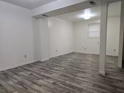 Living - 6 Hampton Ct, Middlesboro, KY 40965 photo 3 of 3