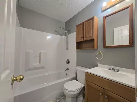 Bath - 6 Hampton Ct, Middlesboro, KY 40965 photo 1 of 4