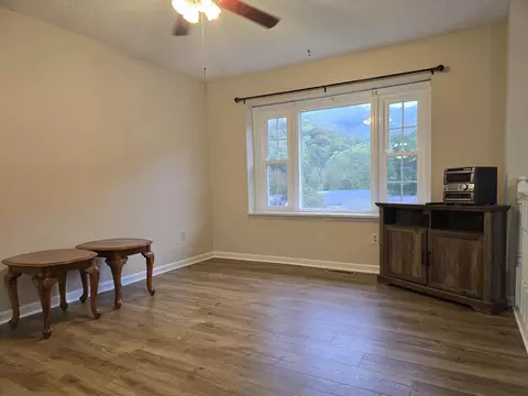 Living - 6 Hampton Ct, Middlesboro, KY 40965 photo 1 of 3