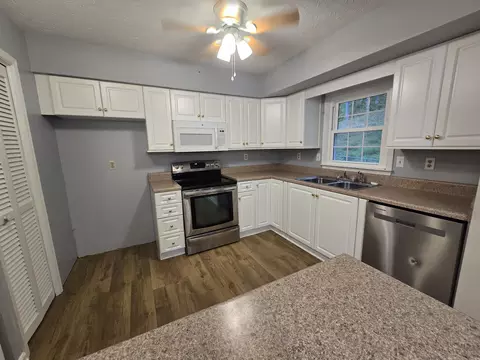 Kitchen - 6 Hampton Ct, Middlesboro, KY 40965 photo 1 of 2