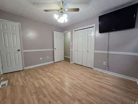 Bedroom - 6 Hampton Ct, Middlesboro, KY 40965 photo 2 of 6