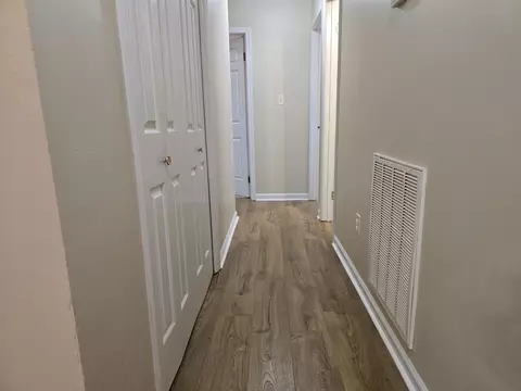 Entry Way - 6 Hampton Ct, Middlesboro, KY 40965 photo 2 of 2