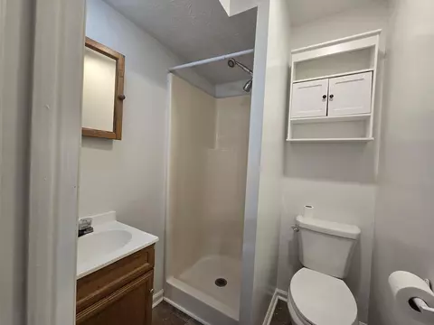 Bath - 6 Hampton Ct, Middlesboro, KY 40965 photo 2 of 4