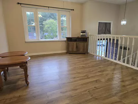 Living - 6 Hampton Ct, Middlesboro, KY 40965 photo 2 of 3