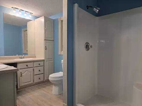Bath - 6 Hampton Ct, Middlesboro, KY 40965 photo 3 of 4