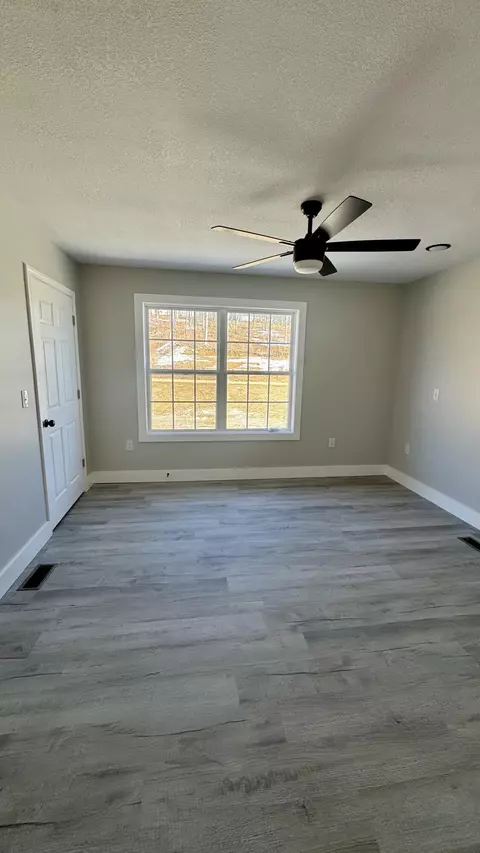 Bedroom - 153 Malibu Dr, Corbin, KY 40701 photo 2 of 3