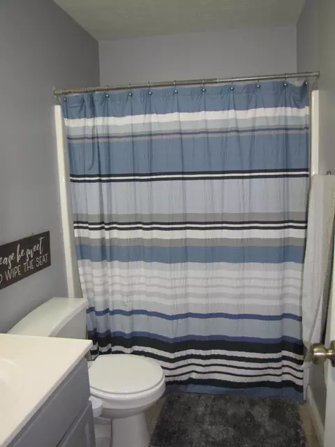 Bath - 565 Prather Dr, Nancy, KY 42544 photo 5 of 9