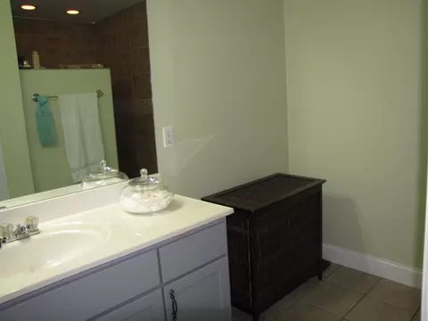 Bath - 565 Prather Dr, Nancy, KY 42544 photo 3 of 9