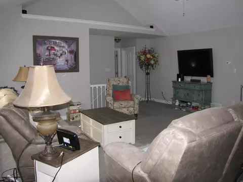 Living - 565 Prather Dr, Nancy, KY 42544 photo 3 of 4