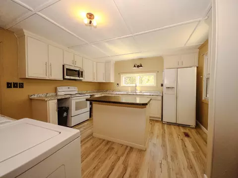 Kitchen - 34 Jasper Circle Dr, Burnside, KY 42519 photo 2 of 3