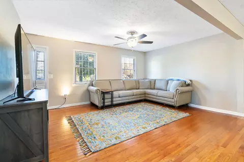 Living - 430 Kelso Trl, Corbin, KY 40701 photo 2 of 5