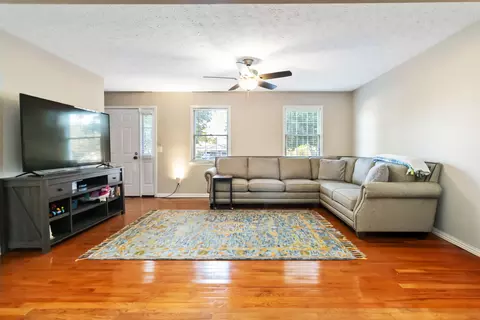 Living - 430 Kelso Trl, Corbin, KY 40701 photo 3 of 5