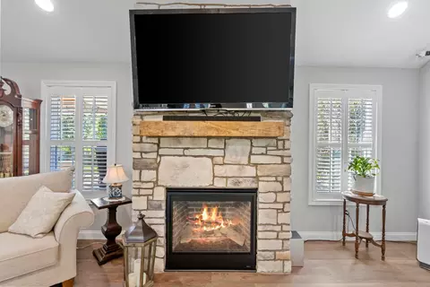 Living - 111 Lynne Dr, Berea, KY 40403 photo 3 of 3