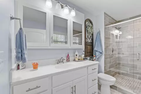 Bath - 111 Lynne Dr, Berea, KY 40403 photo 1 of 4