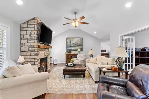 Living - 111 Lynne Dr, Berea, KY 40403 photo 2 of 3