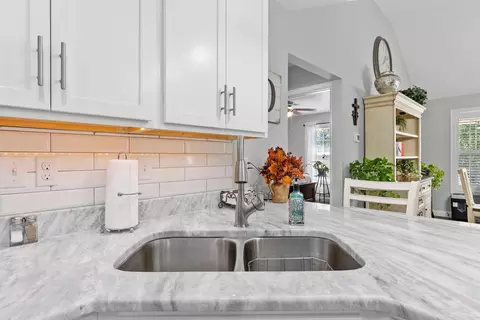 Kitchen - 111 Lynne Dr, Berea, KY 40403 photo 4 of 5
