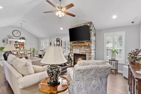 Living - 111 Lynne Dr, Berea, KY 40403 photo 1 of 3