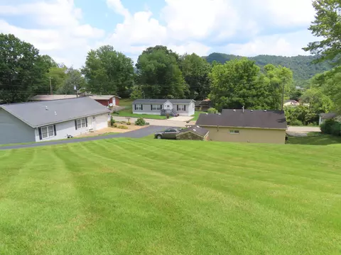 Exterior - 606 Rawcel St, Morehead, KY 40351 photo 4 of 5