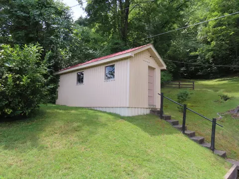 Exterior - 606 Rawcel St, Morehead, KY 40351 photo 3 of 5