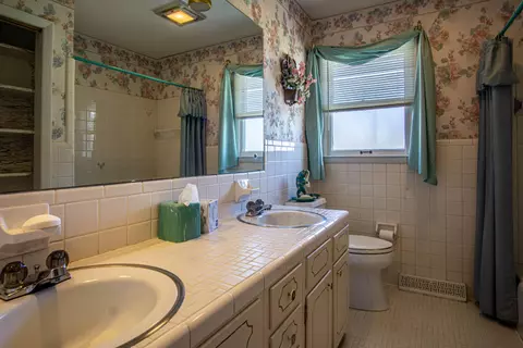 Bath - 710 Adams St, Corbin, KY 40701 photo 2 of 2
