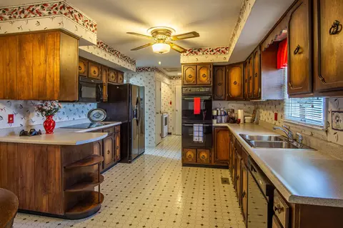 Kitchen - 710 Adams St, Corbin, KY 40701 photo 3 of 4