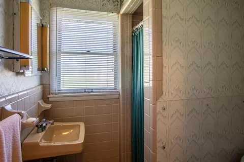 Bath - 710 Adams St, Corbin, KY 40701 photo 1 of 2