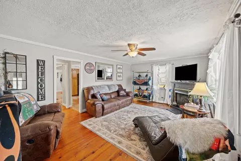 Living - 81 Elm St, Stanton, KY 40380 photo 1 of 2