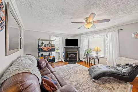 Living - 81 Elm St, Stanton, KY 40380 photo 2 of 2