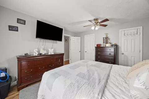 Bedroom - 81 Elm St, Stanton, KY 40380 photo 2 of 4