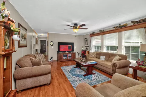 Living - 569 Bethany Rd, Campton, KY 41301 photo 2 of 4