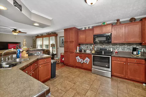 Kitchen - 569 Bethany Rd, Campton, KY 41301 photo 5 of 6
