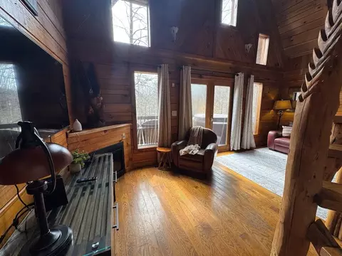 Living - 9 Lloyd Ln, Stanton, KY 40380 photo 3 of 4