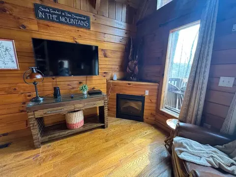 Living - 9 Lloyd Ln, Stanton, KY 40380 photo 2 of 4