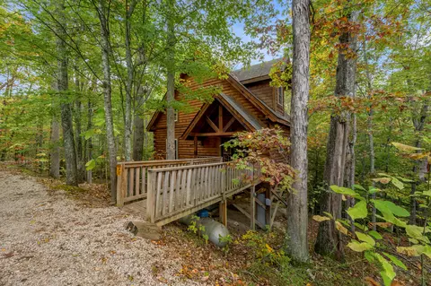 246 Suzannas Arch Rd, Campton, KY 41301