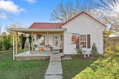 95 Bond St, Irvine, KY 40336