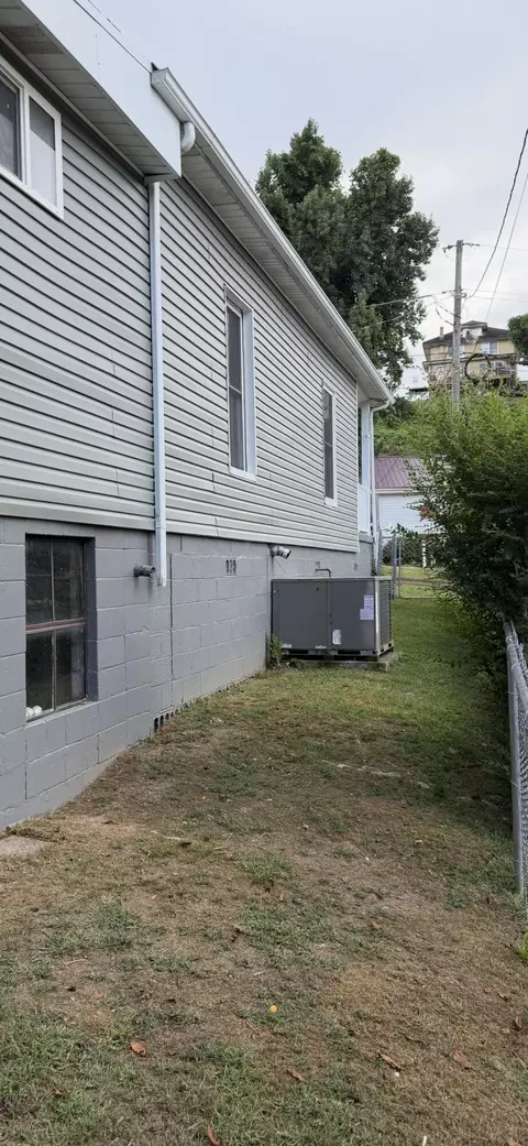 Exterior - 2003 Kentucky Ave, Jackson, KY 41339 photo 3 of 6