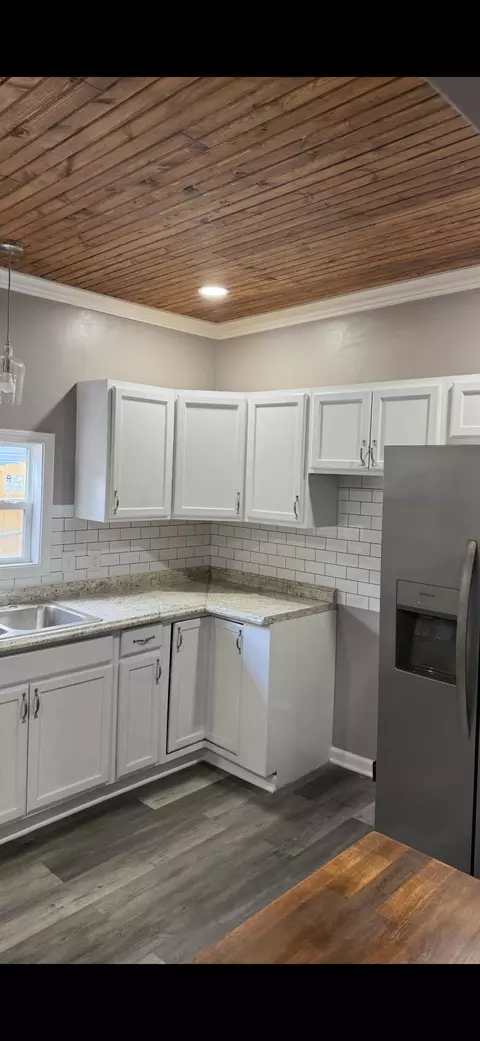 Kitchen - 2003 Kentucky Ave, Jackson, KY 41339 photo 3 of 4