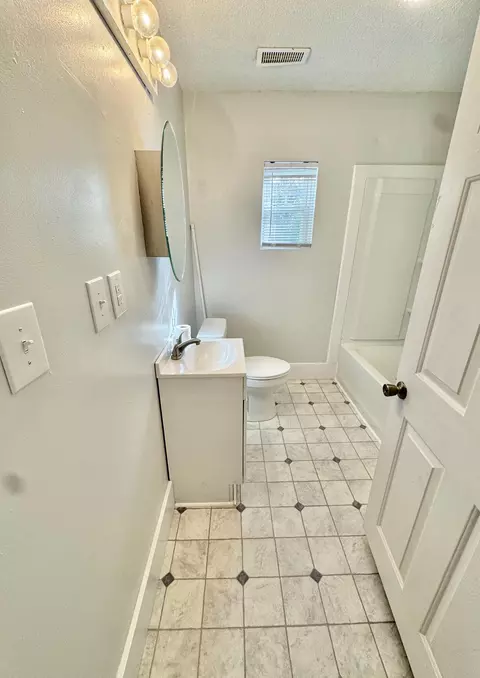 Bath - 311 Andrews St, Corbin, KY 40701 photo 2 of 3