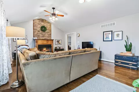 Living - 140 Easy St, Lancaster, KY 40444 photo 1 of 2